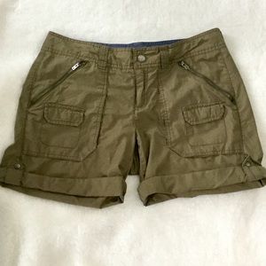 Athlete cargo shorts size 8